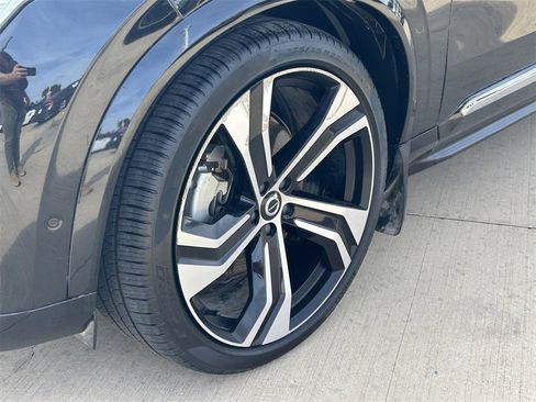 Used 2024 Volvo XC90 B6 Ultimate w/ Lounge Package image 9