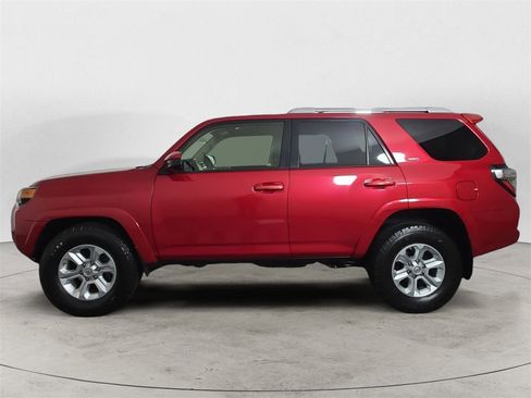 Used 2016 Toyota 4Runner SR5 image 2