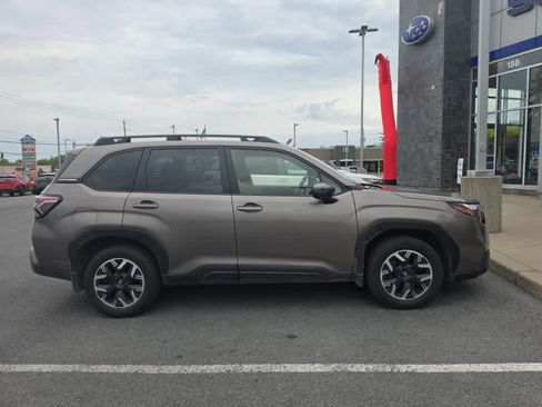 Used 2025 Subaru Forester Premium AWD/4WD image 4