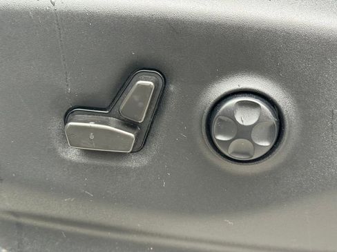 Used 2022 Chrysler Voyager LX FWD image 22