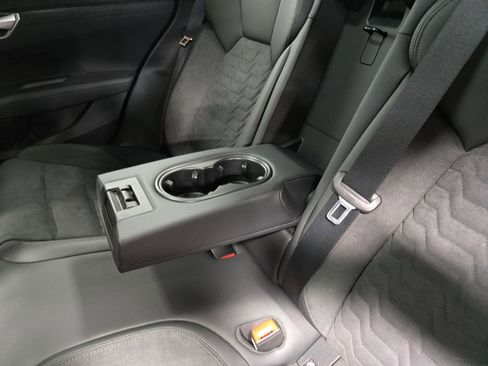 Used 2022 Audi e-tron GT Premium Plus image 33