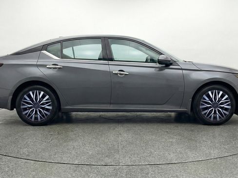 Used 2025 Nissan Altima 2.5 SV FWD image 11