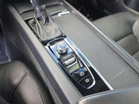 Used 2020 Volvo S60 T5 Momentum image 30