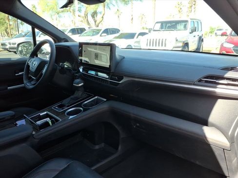 Used 2025 Toyota Sienna Platinum image 11