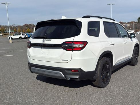 New 2025 Honda Pilot Touring image 7