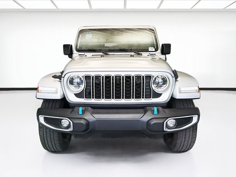 Used 2024 Jeep Wrangler Unlimited Sahara w/ Technology Group AWD/4WD image 2
