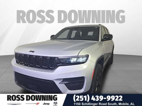 Used 2024 Jeep Grand Cherokee Altitude RWD image 1