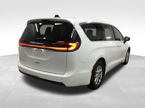 Used 2023 Chrysler Pacifica Touring-L image 14