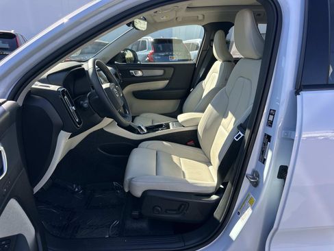 Certified 2026 Volvo XC40 B5 Plus w/ Protection Package Premier image 17