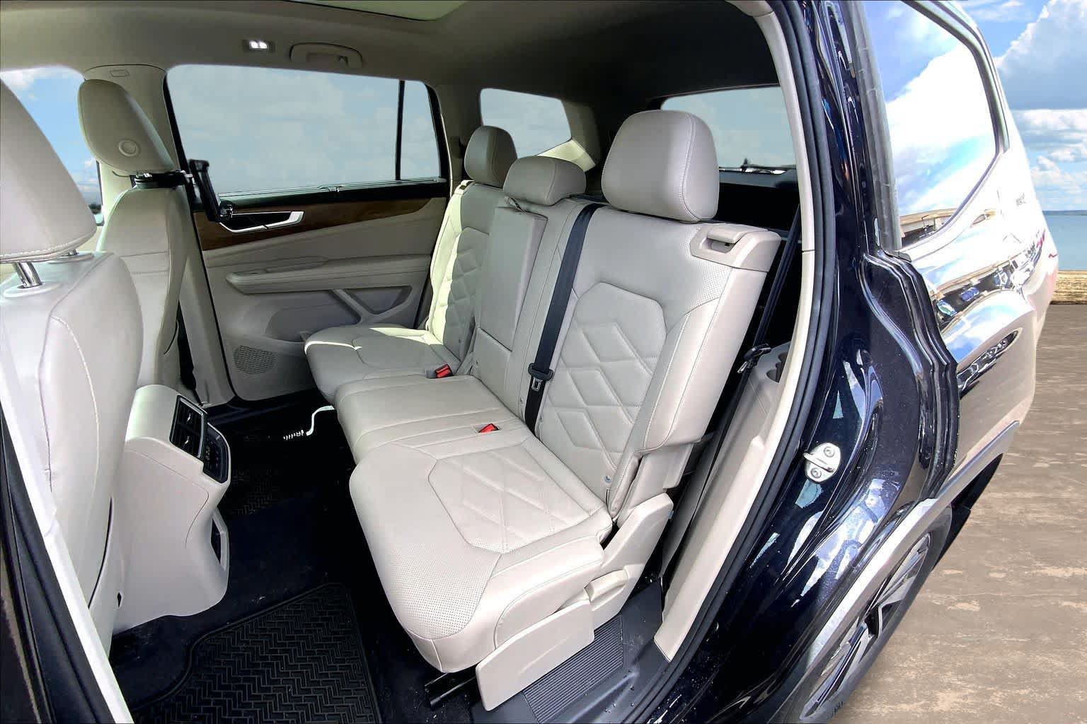 Used 2024 Volkswagen Atlas SE w/ Panoramic Sunroof Package FWD image 29