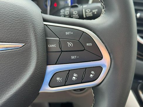 Used 2023 Chrysler Pacifica Touring-L FWD image 21