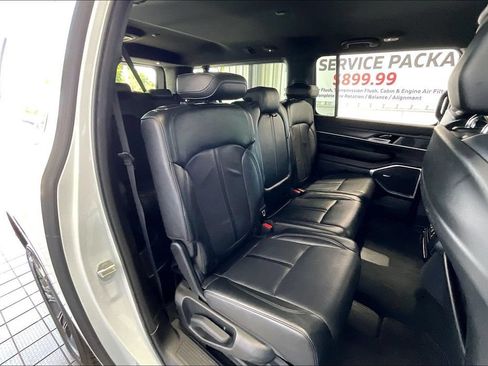 Used 2024 Jeep Wagoneer L Series II w/ Flexible Seating Group AWD/4WD image 17