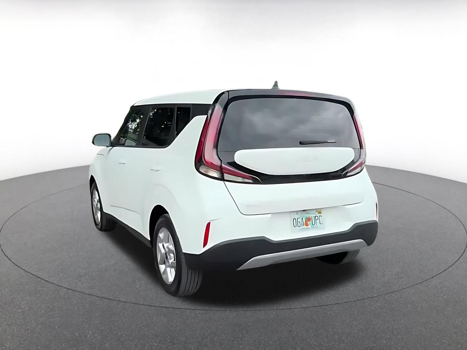 Used 2025 Kia Soul LX w/ LX Technology Package FWD image 10