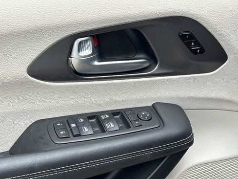 Used 2024 Chrysler Pacifica Touring-L FWD image 17