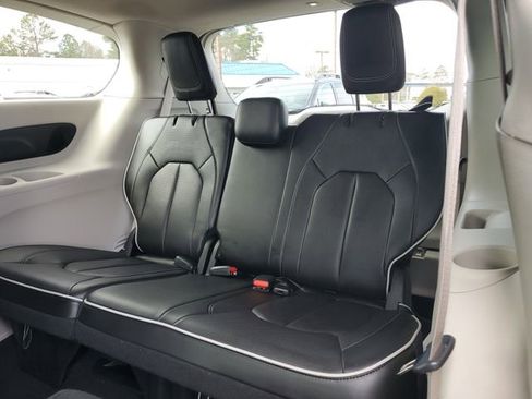 Used 2023 Chrysler Pacifica Limited image 16