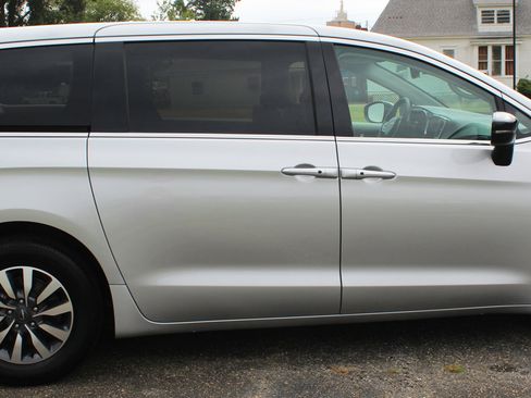 Used 2024 Chrysler Pacifica Select image 8