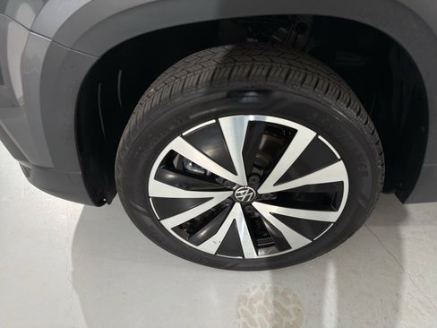 Used 2024 Volkswagen Taos SE image 4