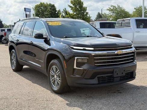 Used 2025 Chevrolet Traverse LT AWD/4WD image 4