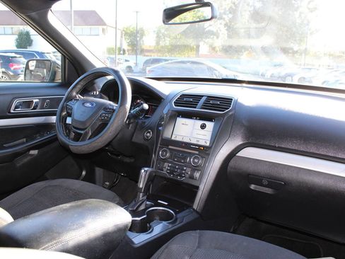 Used 2017 Ford Explorer XLT w/ Equipment Group 201A image 30