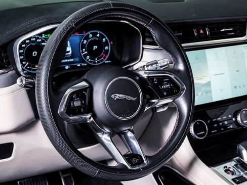 Used 2021 Jaguar F-PACE SVR image 21