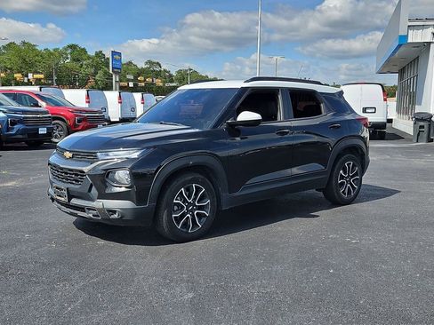 Used 2021 Chevrolet TrailBlazer ACTIV w/ Technology Package FWD image 2