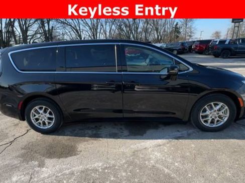 Used 2024 Chrysler Pacifica Touring-L image 9