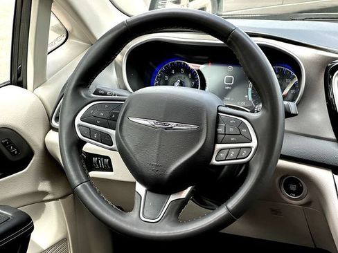 Used 2023 Chrysler Pacifica Touring-L FWD image 31