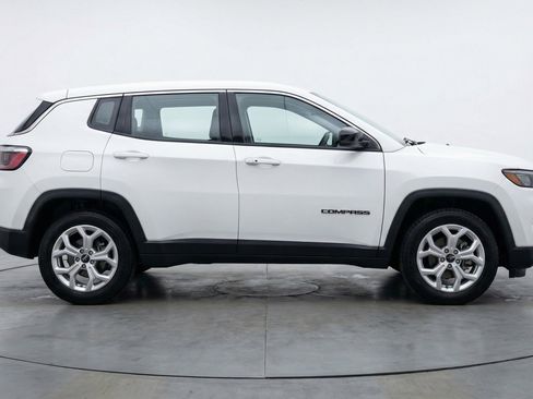 Used 2025 Jeep Compass Latitude AWD/4WD image 11