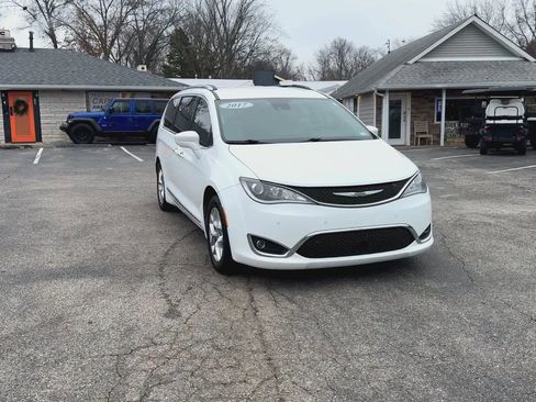 Used 2018 Chrysler Pacifica Touring-L Plus w/ Advanced Safetytec Group image 3
