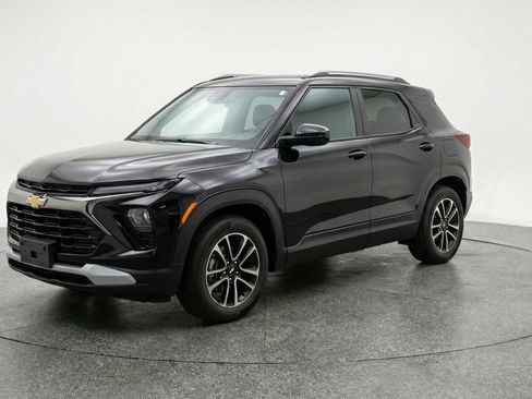 Used 2025 Chevrolet TrailBlazer LT image 3