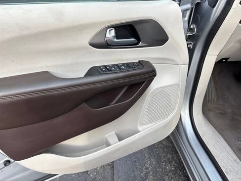 Used 2020 Chrysler Voyager Lxi FWD image 8