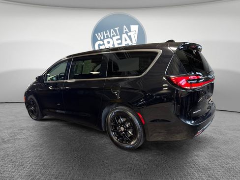 Used 2024 Chrysler Pacifica Touring-L FWD image 6