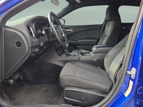 Used 2018 Dodge Charger SXT w/ Blacktop Package RWD image 9