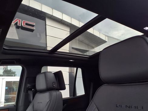 New 2025 GMC Yukon Denali w/ Denali Reserve Package image 9