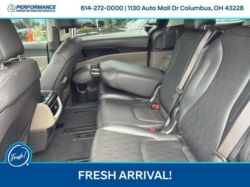 Used 2025 Kia Carnival FWD image 20
