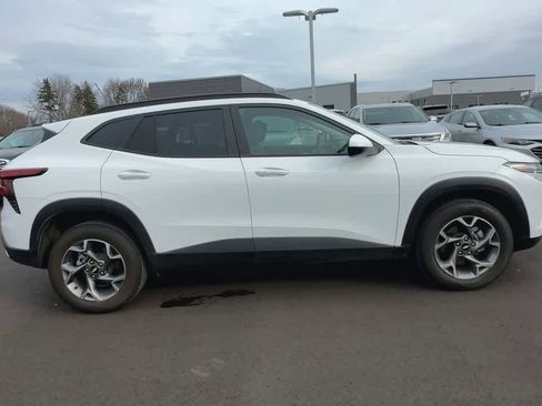 Used 2025 Chevrolet Trax LT w/ LT Convenience Package image 9