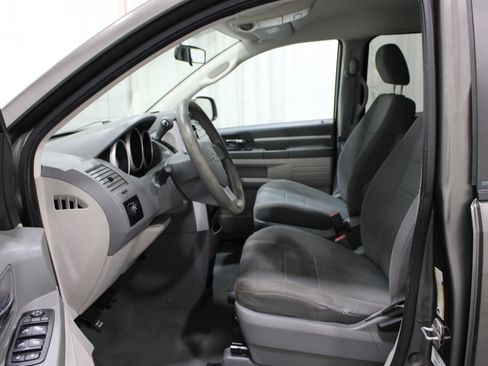 Used 2010 Dodge Grand Caravan SE FWD image 3