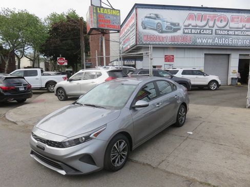 Used 2023 Kia Forte LXS w/ LXS Technology Package FWD image 2