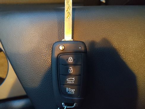Used 2025 Hyundai Elantra SE FWD image 32