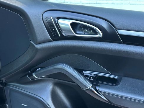 Used 2017 Porsche Cayenne Platinum Edition image 21