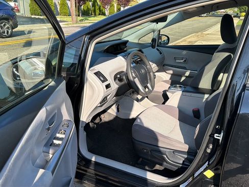 Used 2017 Toyota Prius V Three w/ Carpet Mat Package FWD image 23