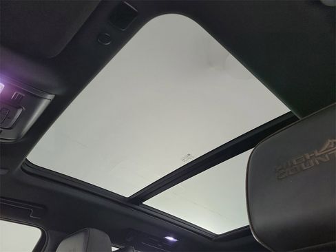 Used 2021 Chevrolet Tahoe High Country w/ Premium Package image 18