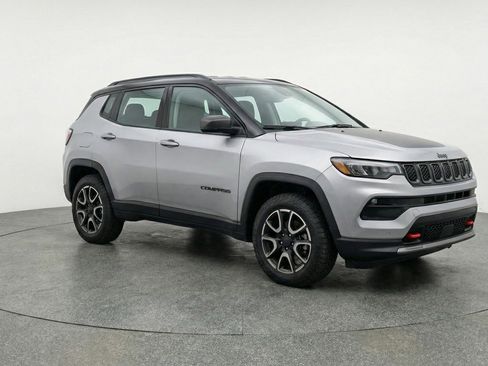 Used 2025 Jeep Compass Trailhawk image 1