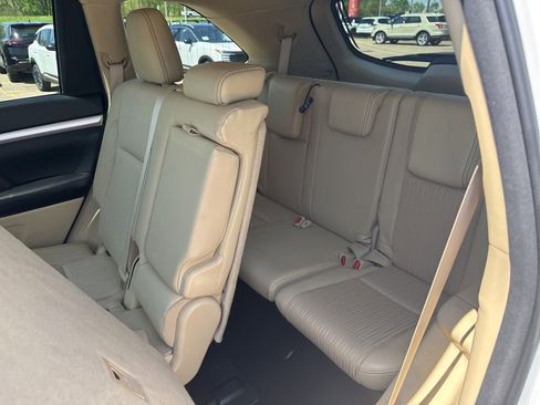 Used 2017 Toyota Highlander Plus AWD/4WD image 30