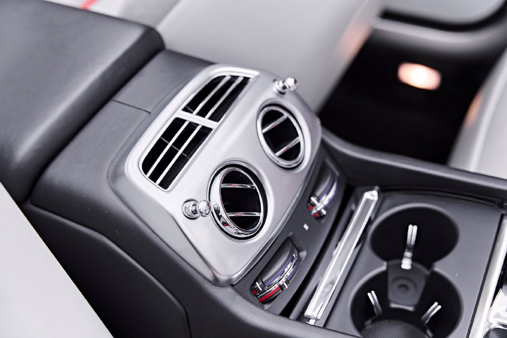 Used 2019 Rolls-Royce Dawn RWD image 64