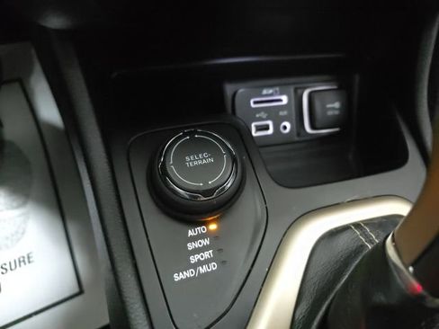 Used 2015 Jeep Cherokee Limited w/ Luxury Group AWD/4WD image 25