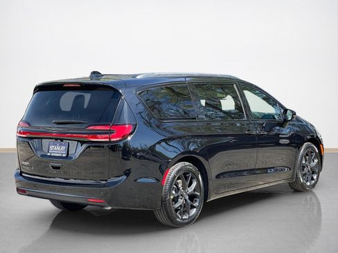 New 2026 Chrysler Pacifica Limited w/ S Appearance Package FWD image 8