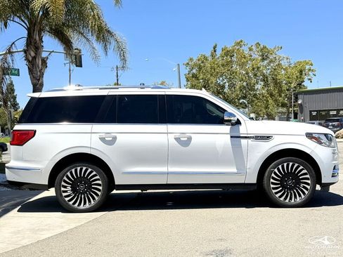 Used 2021 Lincoln Navigator Black Label w/ Cargo Convenience Package AWD/4WD image 8