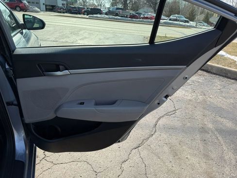 Used 2017 Hyundai Elantra SE image 14