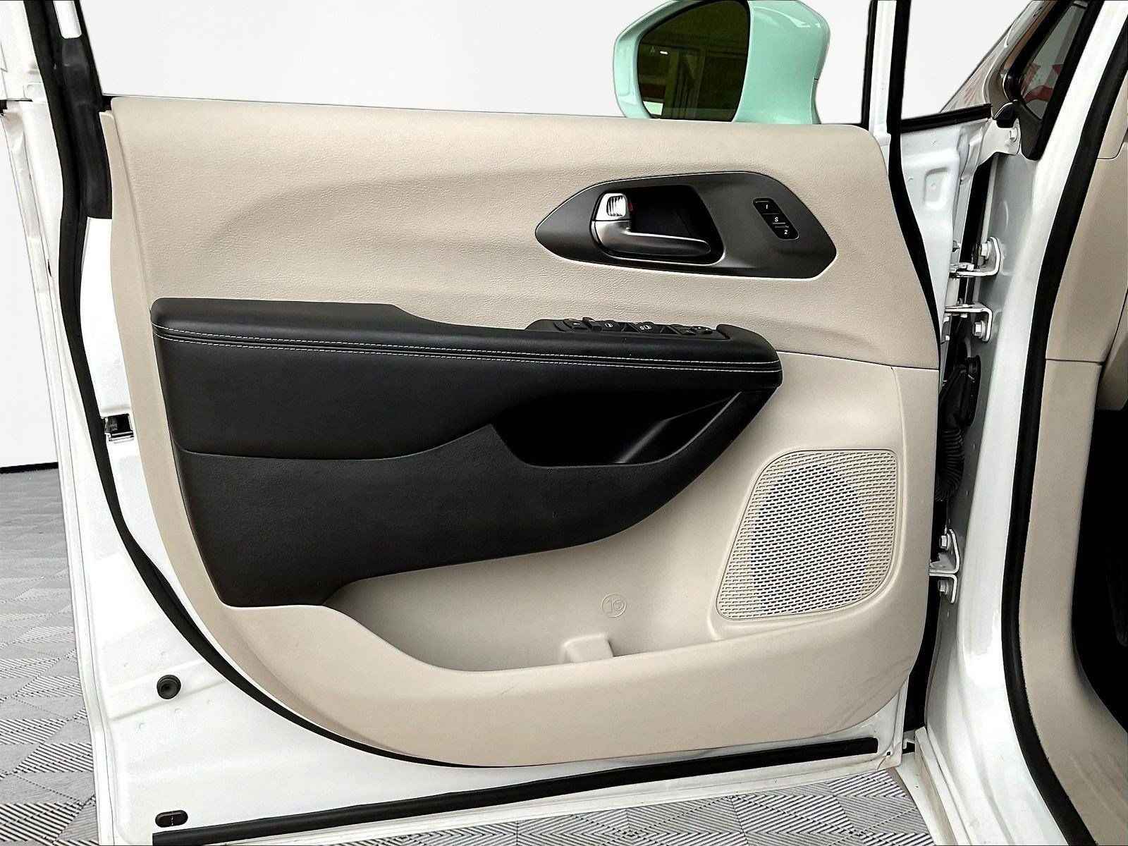 Used 2022 Chrysler Pacifica Touring-L FWD image 18